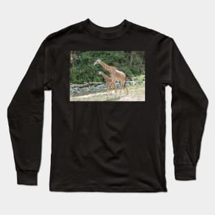 Mama and baby giraffes Long Sleeve T-Shirt